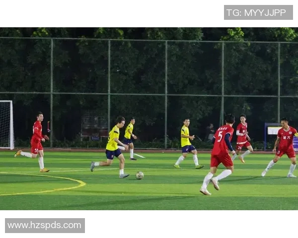 球星与小球迷在绿茵场上共同追梦温馨互动打造足球梦想的奇妙时刻